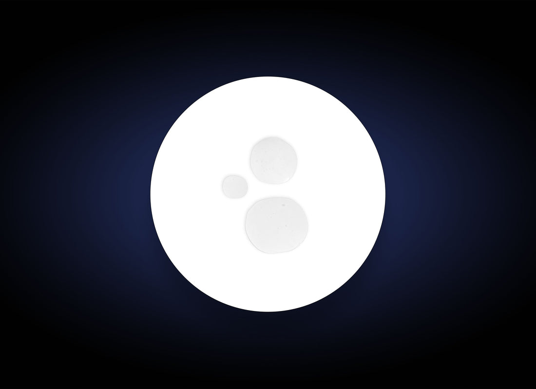 A white circle on a dark gradient background contains three clear liquid droplets of different sizes, reflecting the essence of Exlinea Peptide Smoothing Serum 30 ml, known for its anti-aging and wrinkle reduction benefits.